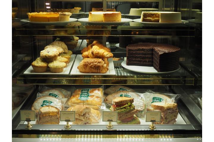 フード類はショーケースにあるもののほか、クッキーやブラウニーも。