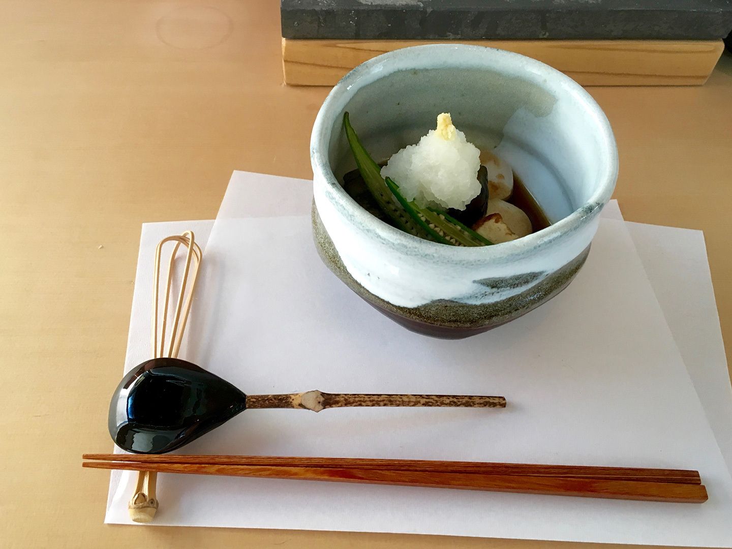 二品目の料理は「博多ナスとオクラの厚揚げ豆腐」。九州の醤油を使ったしっかりした味付けでボリュームある厚揚げと夏野菜を堪能。
