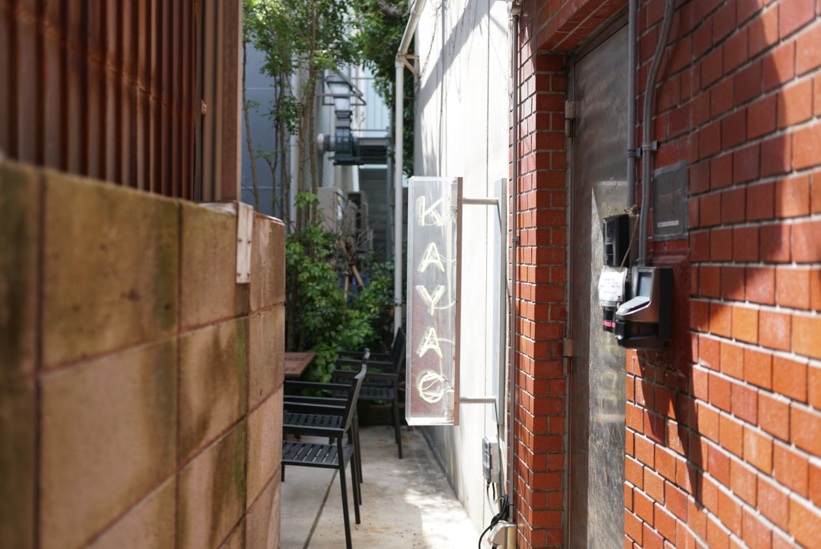鎌倉の街に点在するカヤックのオフィス。路地裏に隠れた入口を発見! ほかに、古民家を利用したミーティングスペースや、ピクニック気分で仕事や打ち合わせができるガーデンオフィスも。各オフィスを歩いて行き来するのもいいリフレッシュになるのだとか