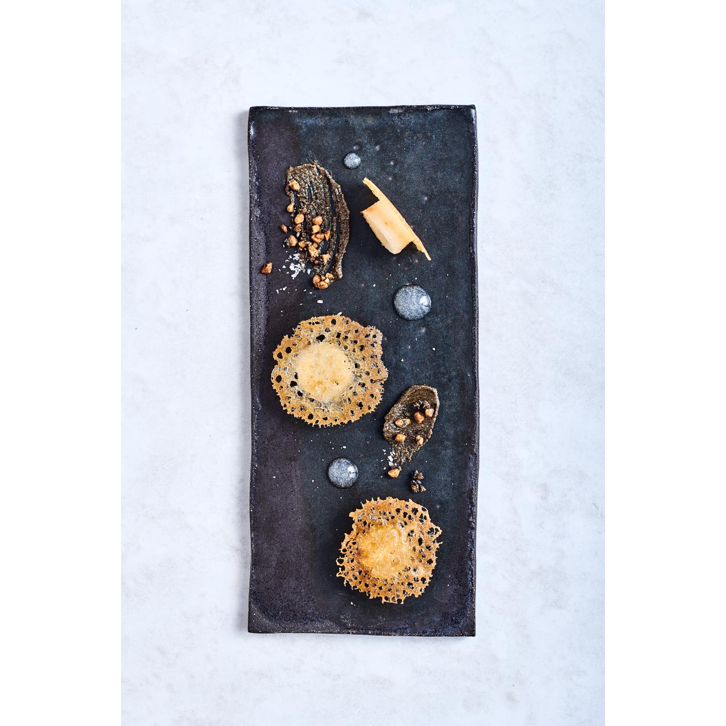 梨のプラリネアーモンド胡麻添え。Poire en dentelle, praliné amandes-sésame © Nicolas Lobbestael