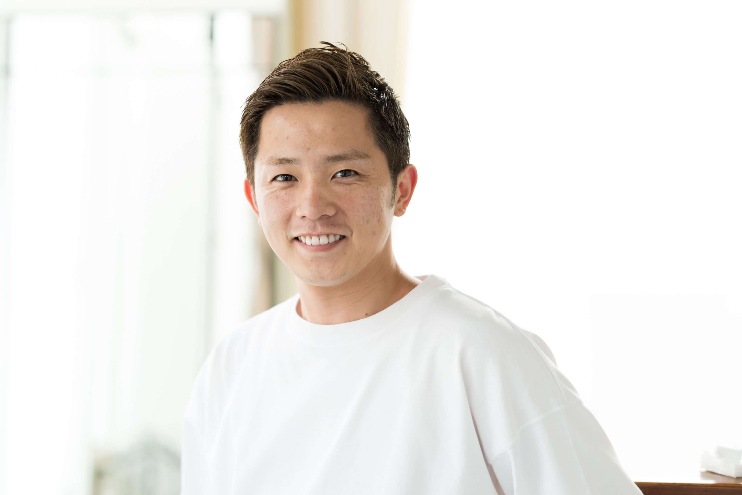 Un ami omotesando代表・ブチさん。「最近ジムで体を鍛えています。目標はバク転!と言いたいところですが、仕事中疲れないために体力をつけているだけです(笑)」