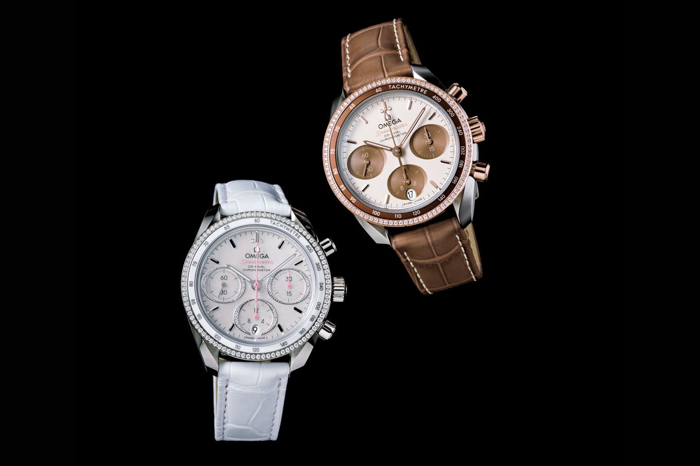 『スピードマスター 38mm』(オメガ)右/¥990,000、左/¥970,000 ケース:右/ SS ×セドナゴールド・左/ SS、ケース径:38mm、ストラップ:アリゲーター、ムーブメント:自動巻き