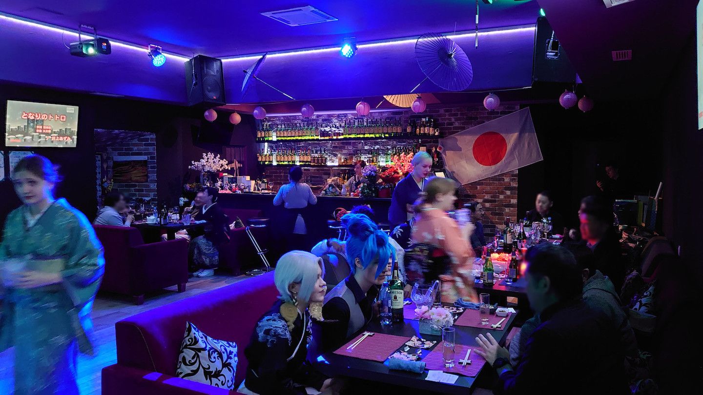 2周年パーティでは、日本のアニメキャラクターのコスプレをしたロシア人スタッフの姿も