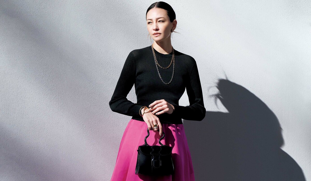 3/14 Fri｜黒ニットに鮮やかなピンクスカートを合わせて、チアフルで