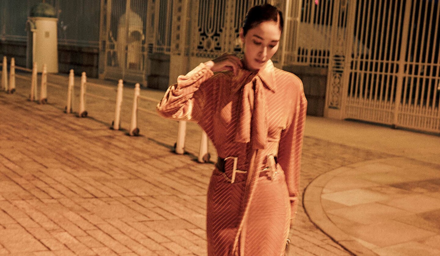 「グッチ」のウボウタイ付きドレスを着用したモデルの立野リカさん