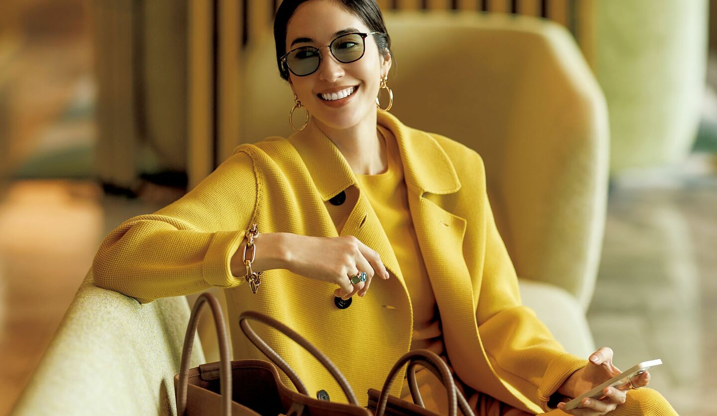 「ロロ・ピアーナ」のコート、半袖クルーネックニット＆プルオンパンツを着用したモデルの立野リカさん