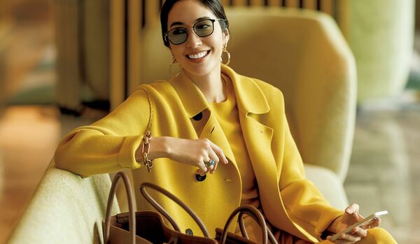 4/18 Sat｜心地よさときちんと感を両立させる「ロロ・ピアーナ」のコートスタイルを春らしいイエロー・ワントーンで潔く【365日コーディネート】