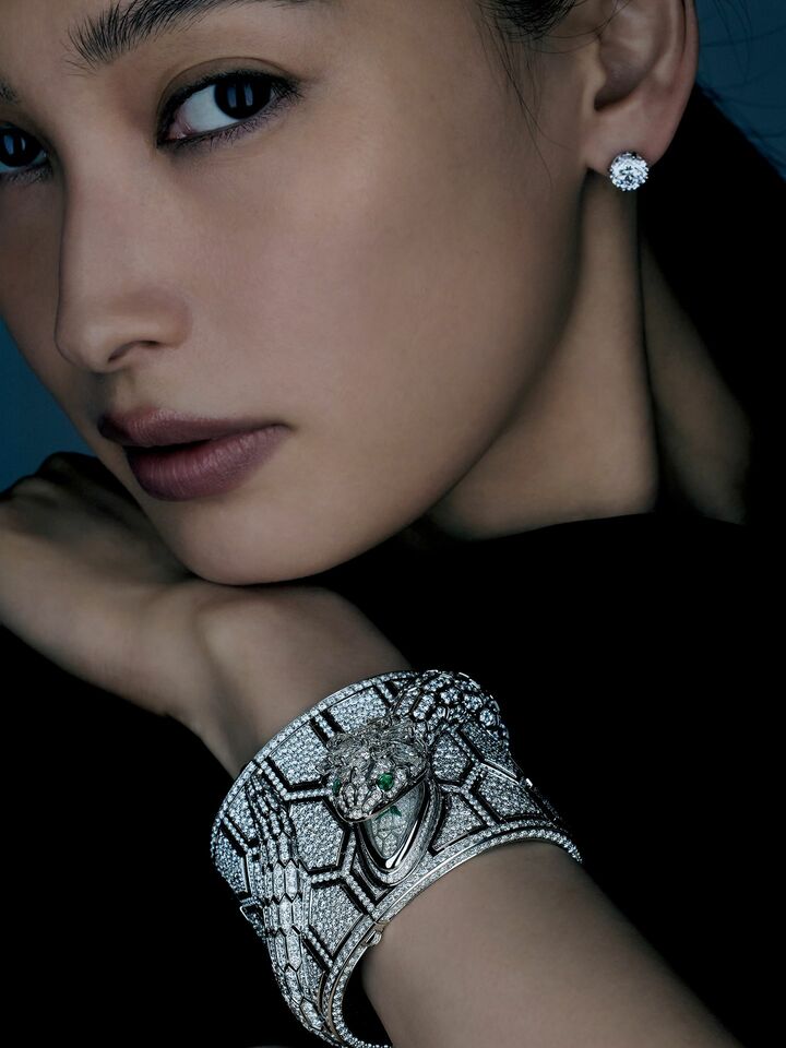 「ブルガリ」の時計『セルペンティ ミステリオーシ ロマーニ』を着用した大政絢さん