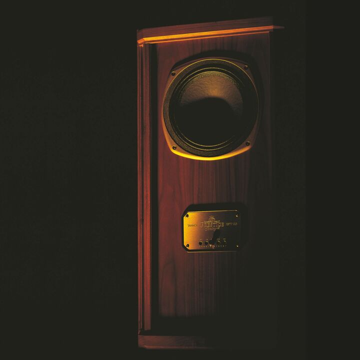 写真は、かつての邸宅にあったような超大型スピーカーとして、最も印象に残る伝説の名機、『オートグラフ』の直系シリーズのひとつ。同社が誇る音の定位に優れたデュアルコンセントリック（同軸2WAY）方式によって、特に大編成のオーケストラによる音楽再生は、他の追随を許さない。［H855×W398×D368㎜］『スターリング／SE』※参考商品