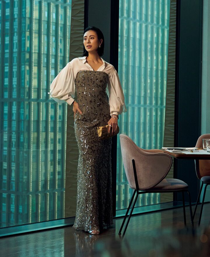 ブルネロ クチネリのワンピースを着用したモデルの土屋巴瑞季さん