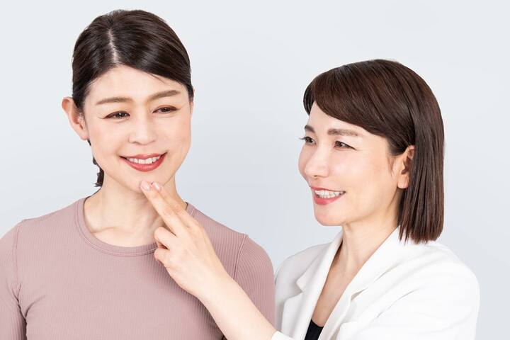 二人の女性　トレーニングの指導をしている