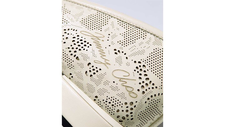 ジミーチュウの靴『エリサ』のレース部分のクローズアップ写真