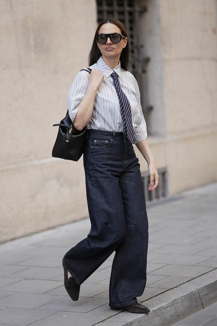 色の緩急をつけながら、肘下を露出してメリハリのある着こなしへ。