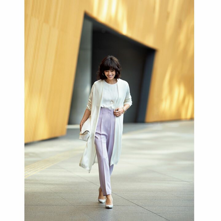 パンツ￥40,000（サポートサーフェス）、カーディガン［共布ベルト付き］￥49,000（コロネット〈アバティ〉）、ブラウス￥29,000（エスカーダ・ジャパン〈エスカーダ スポート〉）、ピアス￥255,000・ネックレス￥340,000・バングル￥2,750,000（ティファニー・アンド・カンパニー・ジャパン・インク）、バッグ￥89,000（三喜商事〈ボルボネーゼ〉）、靴￥92,000（ブルーベル・ジャパン〈マノロ ブラニク〉）