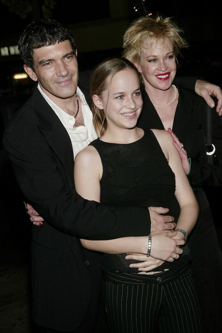 左は母メラニスの3番目の夫で、俳優のアントニオ・バンデラス。