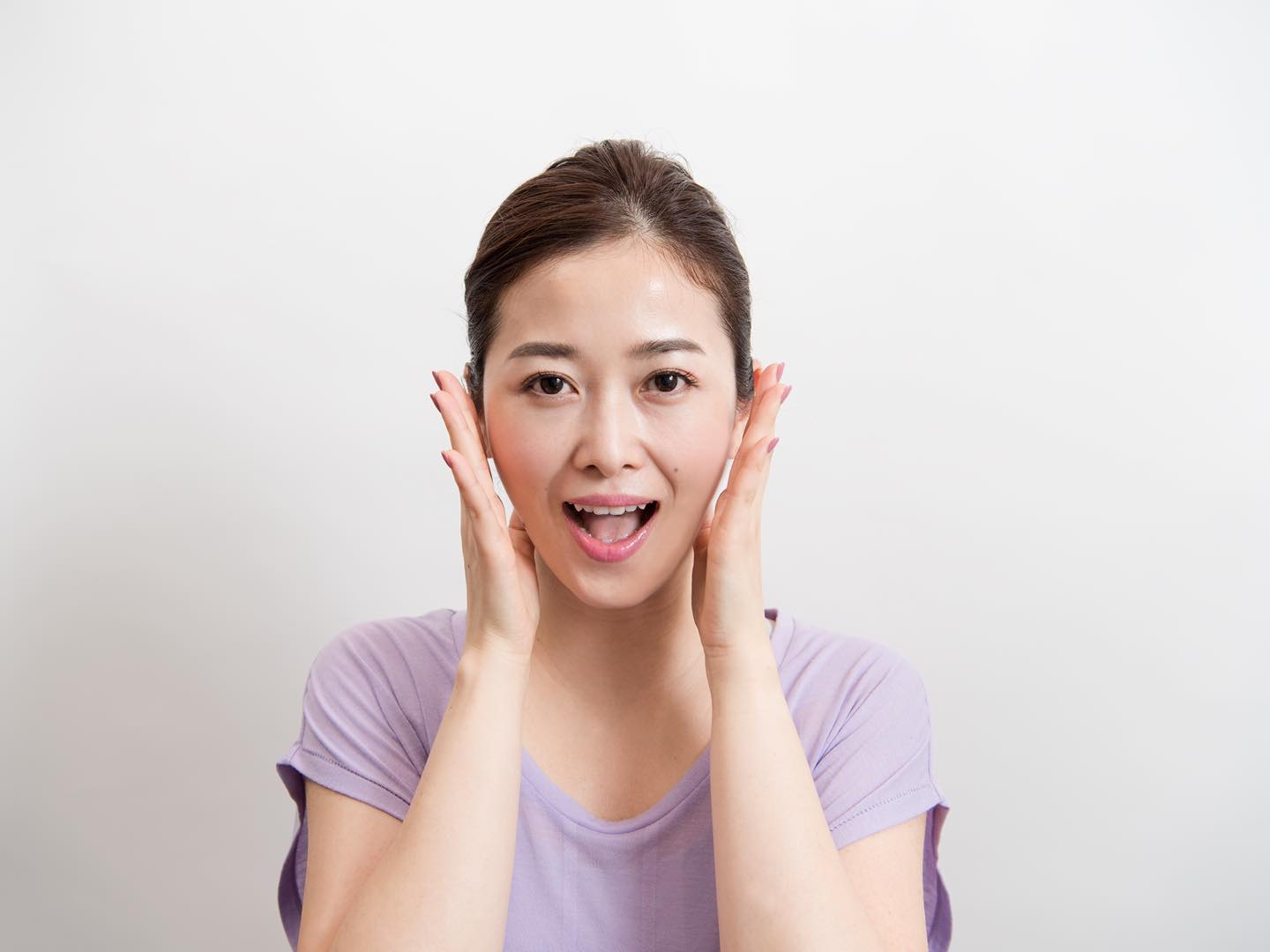 口を開けている女性