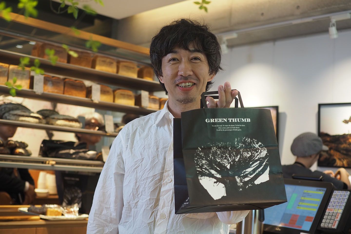 ショップバッグを持つ杉窪さん。