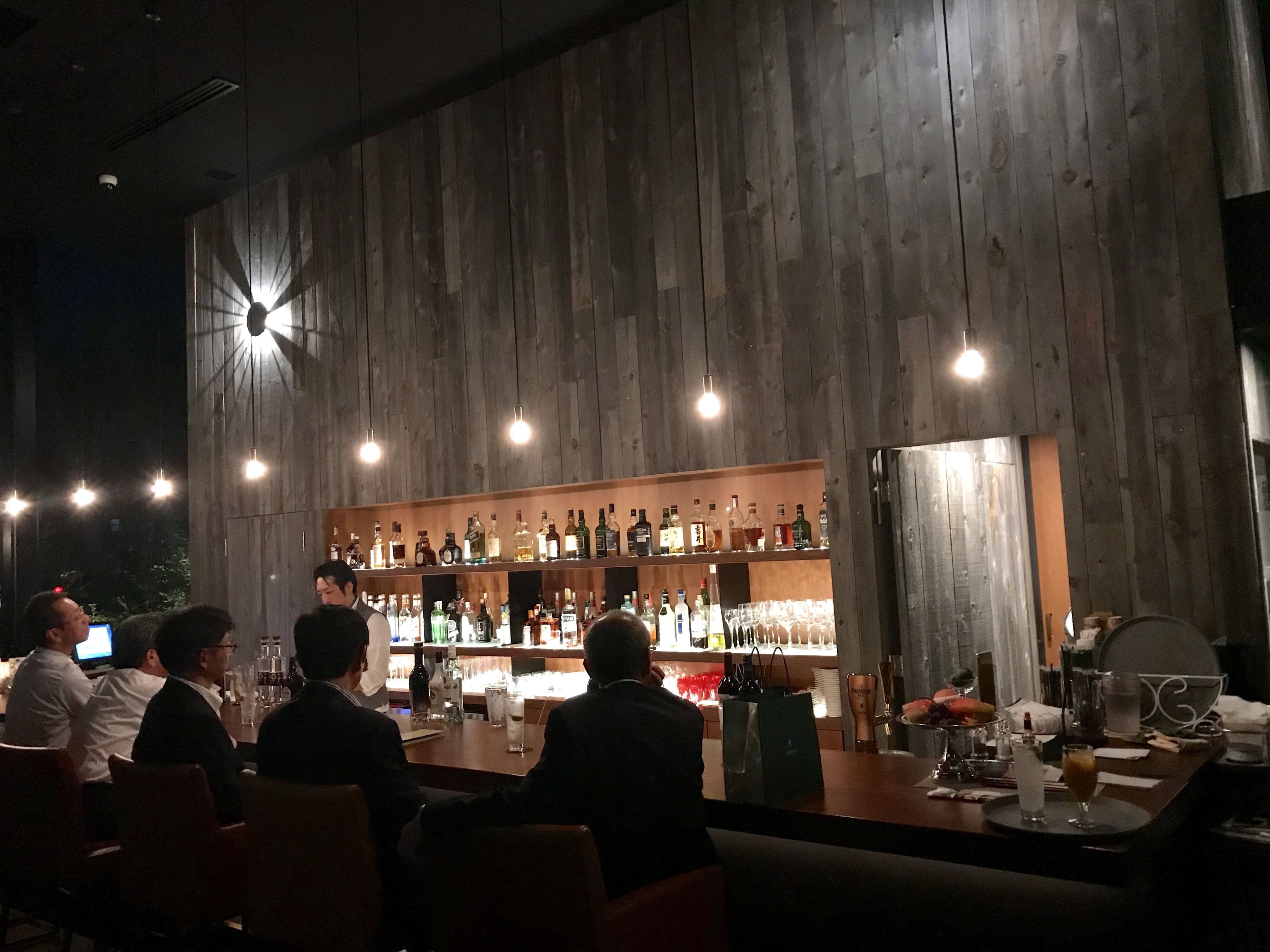 「KUROBAR」のオーセンティックな雰囲気のカウンター。