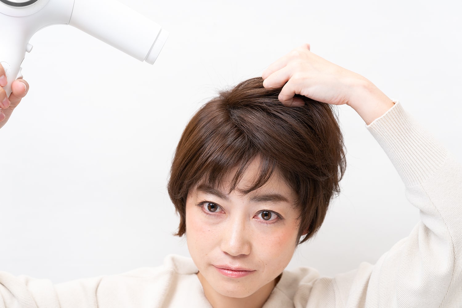 熱風は髪の根元にあたるようにすること。
