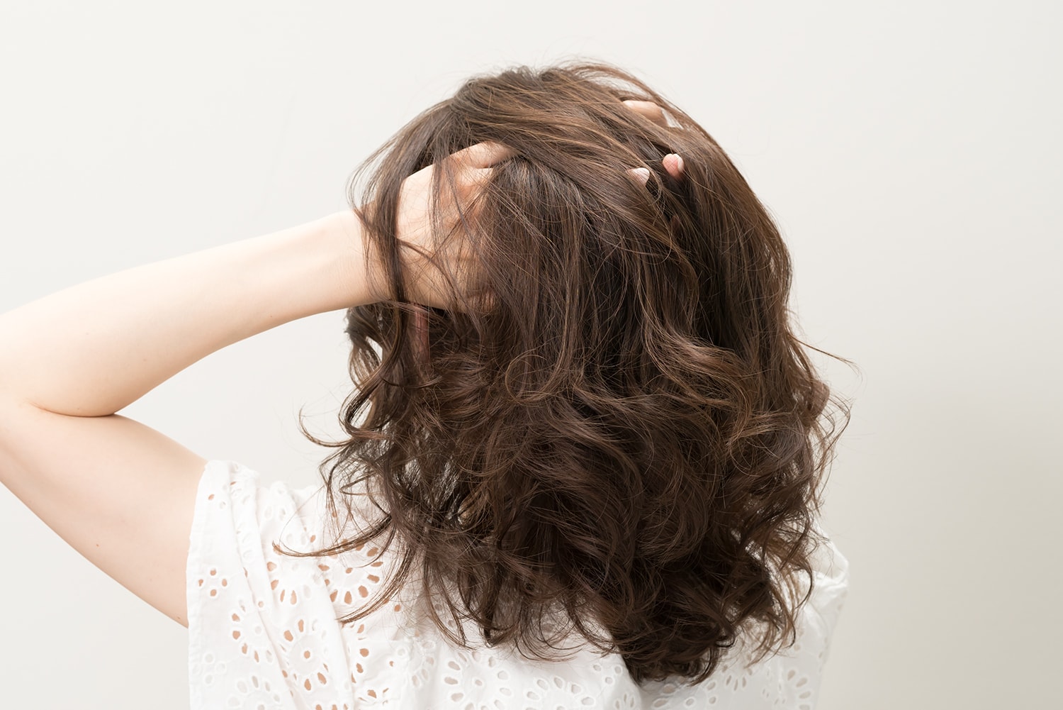 髪を根元からかき上げるように内側からほぐす。