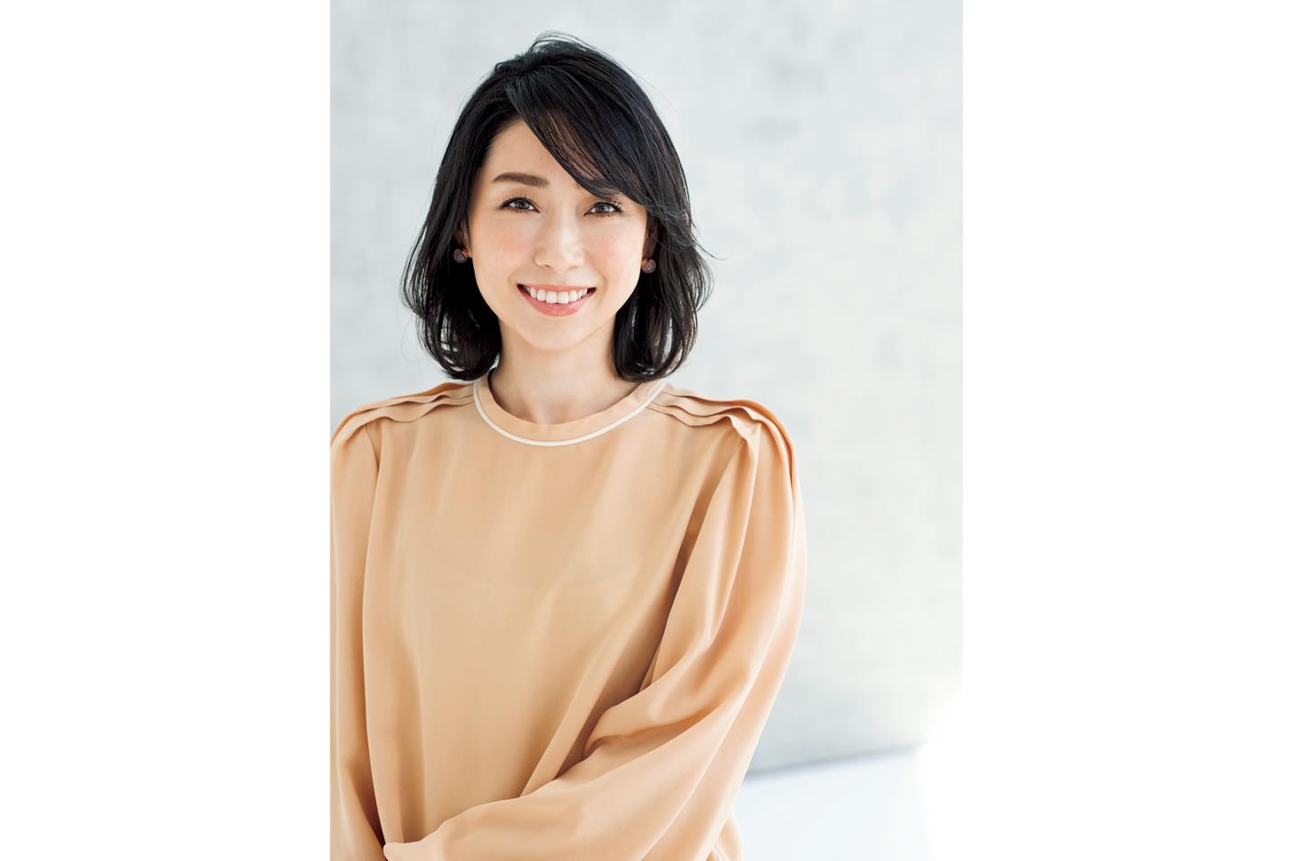 ブラウス¥94,000(三喜商事〈アルビーノ テオドロ〉) ピアス¥180,000(アルテミス・ジョイエリ〈アルテミス・ジョイエリ〉)