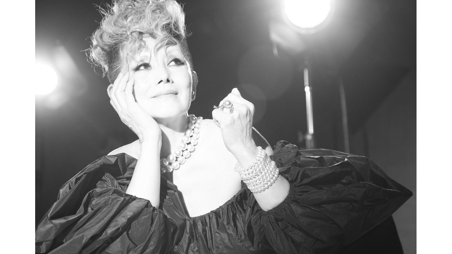 ミキモトの新プロジェクト「My Pearls, My Style」の撮り下ろしビジュアル・パールを纏った夏木マリさん