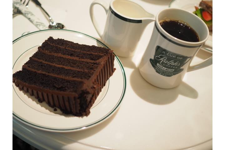 「RALPH'S DRIP COFFEE」¥500と、たっぷりアメリカンサイズのチョコレートケーキ「RALPH'S CHOCOLATE CAKE」¥950(ともに税別)
