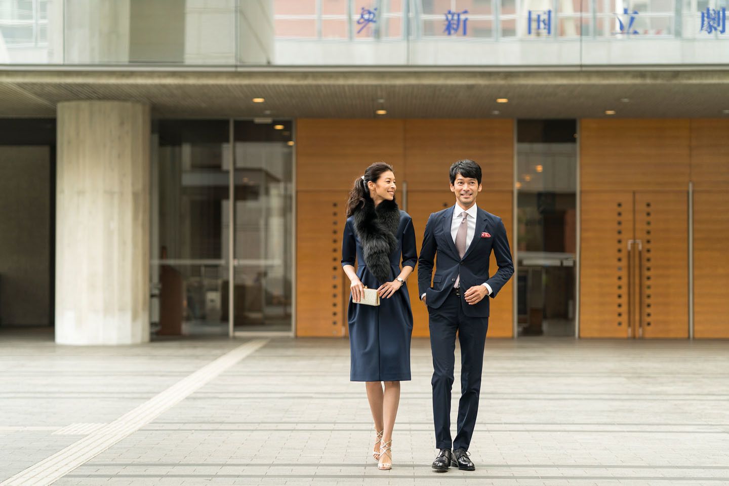 「結婚式の二次会」で着用するようなワンピースは、観劇の際の最もスタンダードなアイテム。ナイロン素材のものは音が響きやすいため、避けておいたほうが無難です