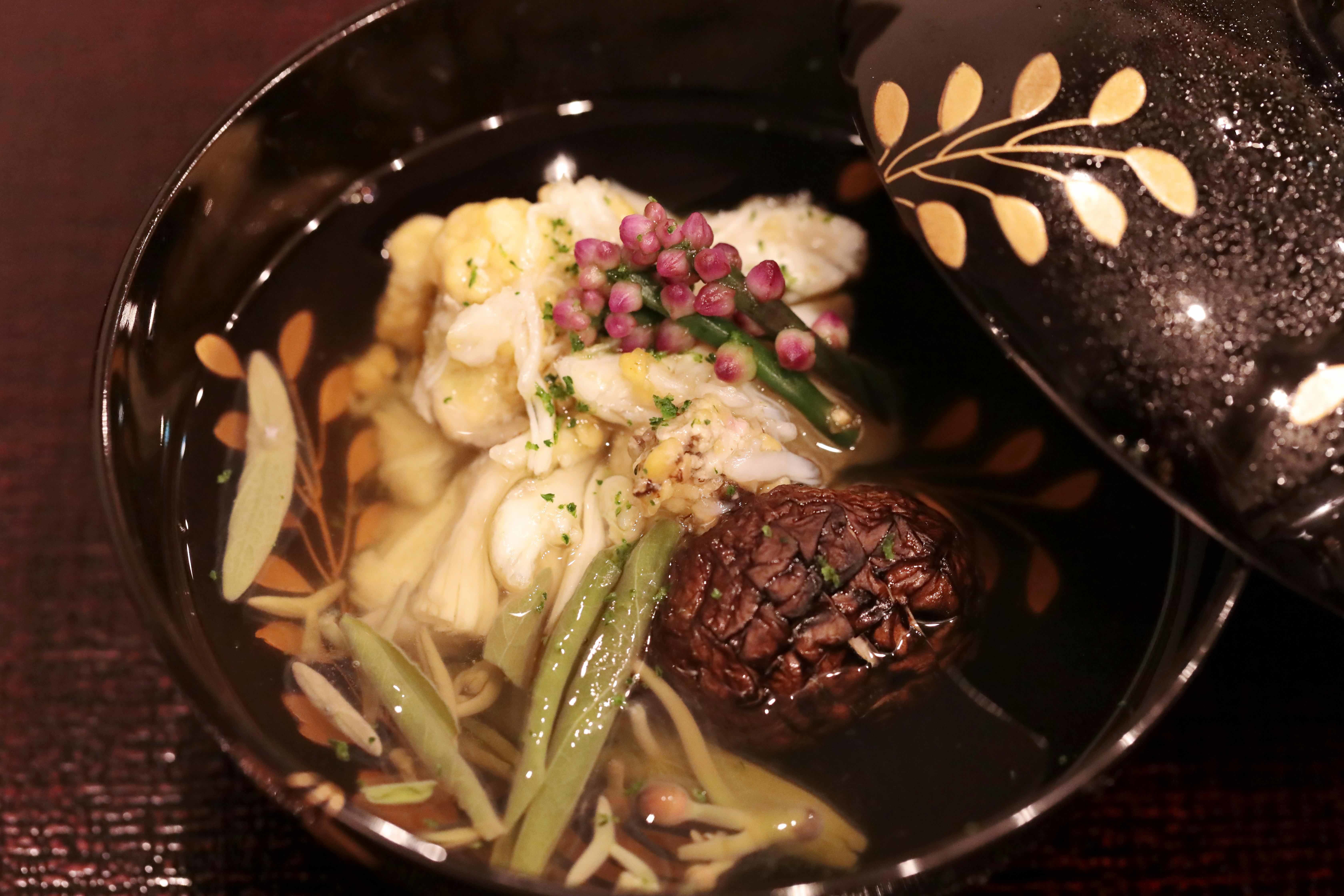 会席料理の椀物は、料理人の才覚をあらわすものとも言われる。鱧やハマグリの椀物が定番だが、今夜は贅沢な、ワタリガニの吉野葛寄せ。露を打った椀は、料理長が大切にする輪島塗の年代もの。