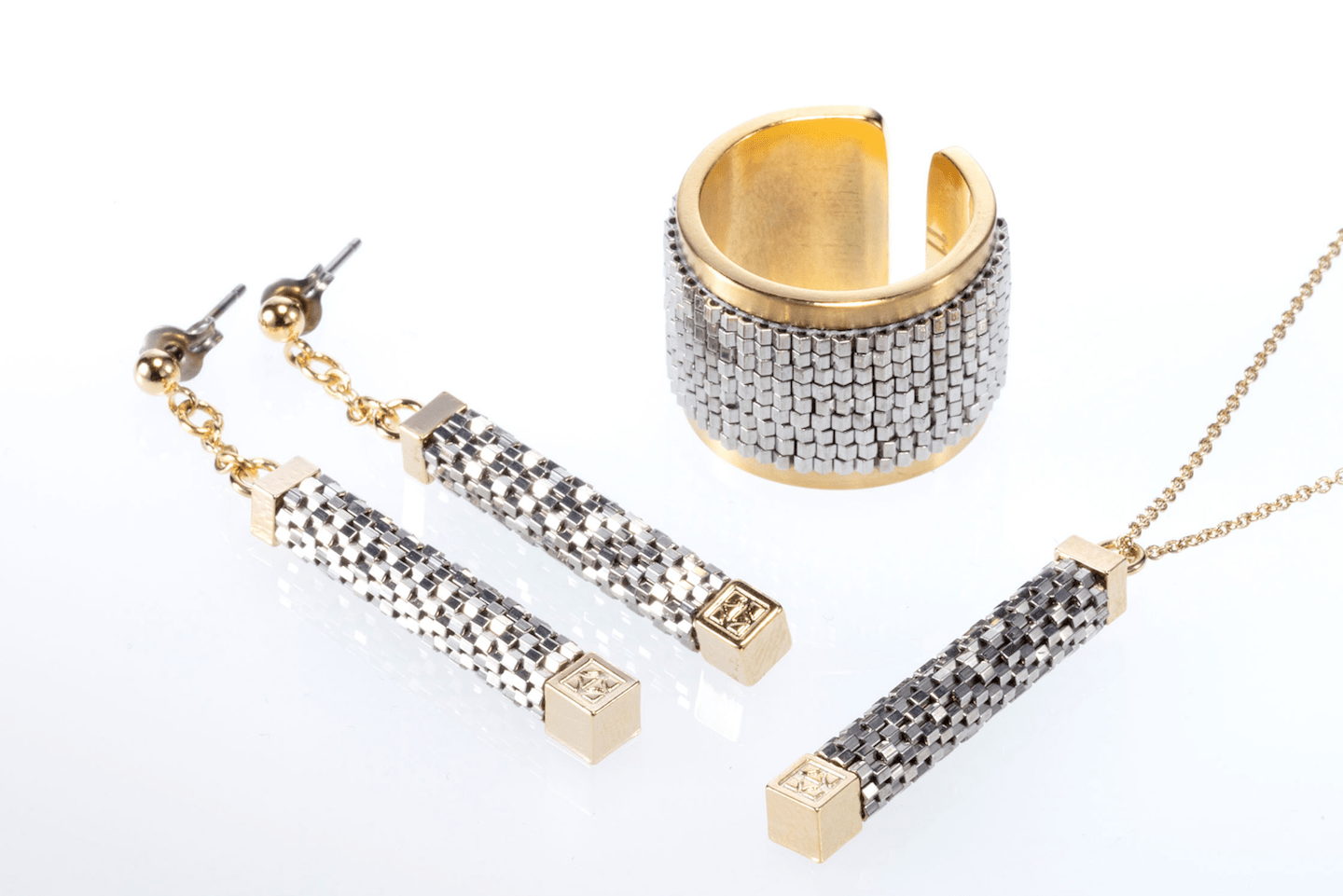 写真左から/ピアス「JULIA(ジュリア)」¥18,000・リング「NOA(ノア)」¥12,000・ネックレス「NICOLA(ニコラ)」¥12,000(税抜)