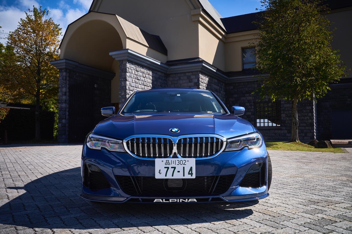 控えめながらもリップスポイラーに輝く「ALPINA」のロゴ。撮影協力=諸橋近代美術館。