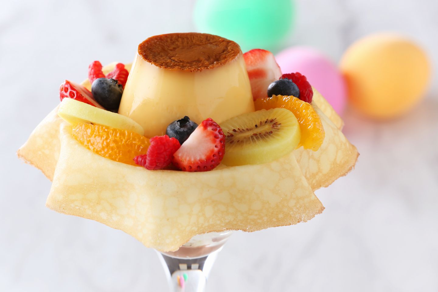プリンを飾るように彩られたフルーツに目移りしそう