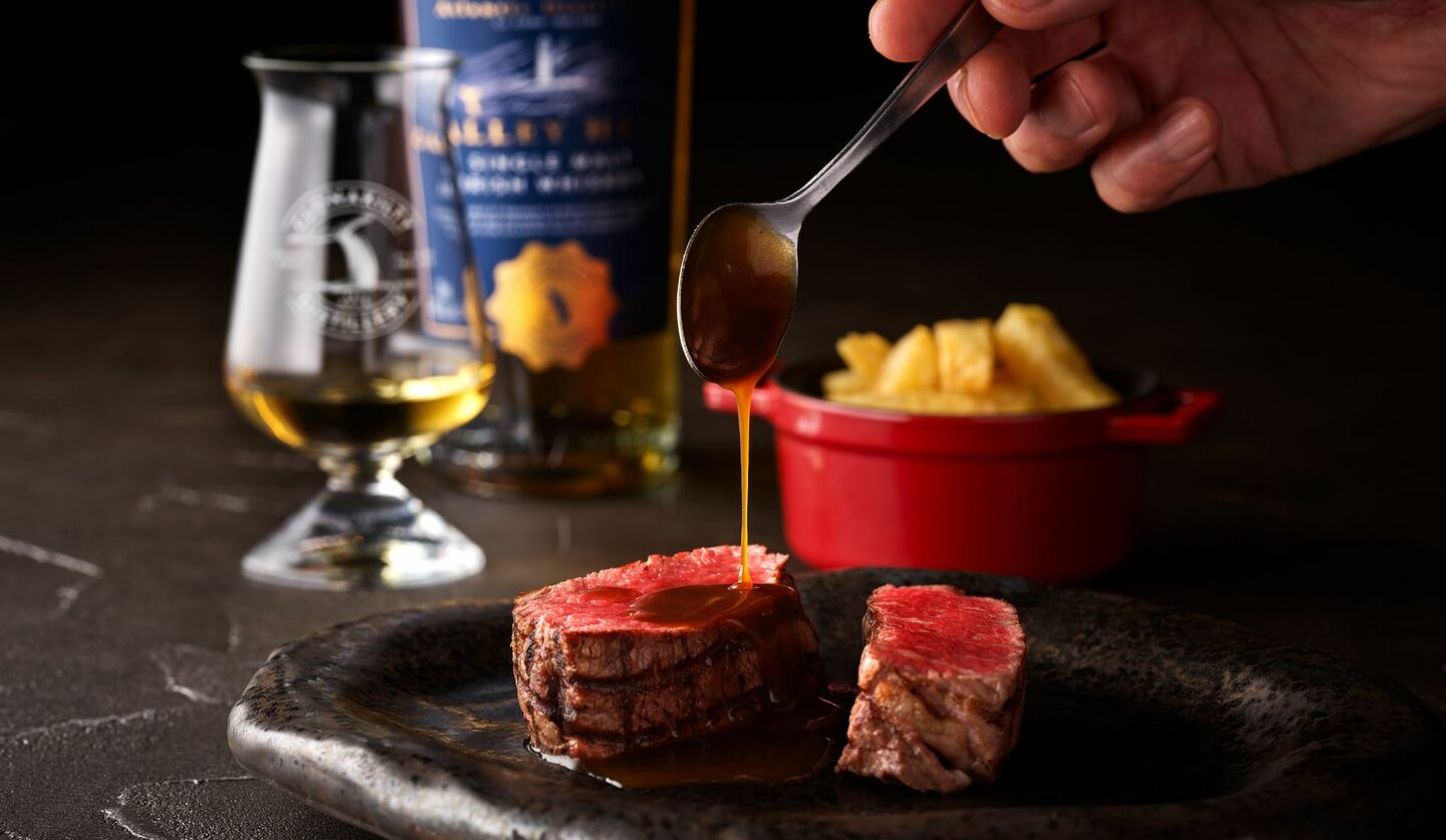 アイリッシュウイスキーと薪火グリルのマリアージュ