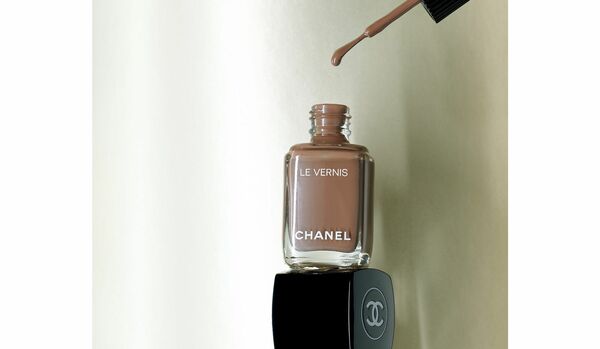 真樹麗子さんが絶賛するネイル「シャネル」ヴェルニ 105「こっくりとしたブラウンベージュはスタイルを格上げする秀逸カラー」