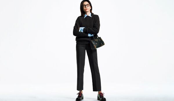 動きやすさを備えつつ端正さをキープした「プラダ」のパンツ|知的に成熟したファッション観をもつ大人にふさわしい選択