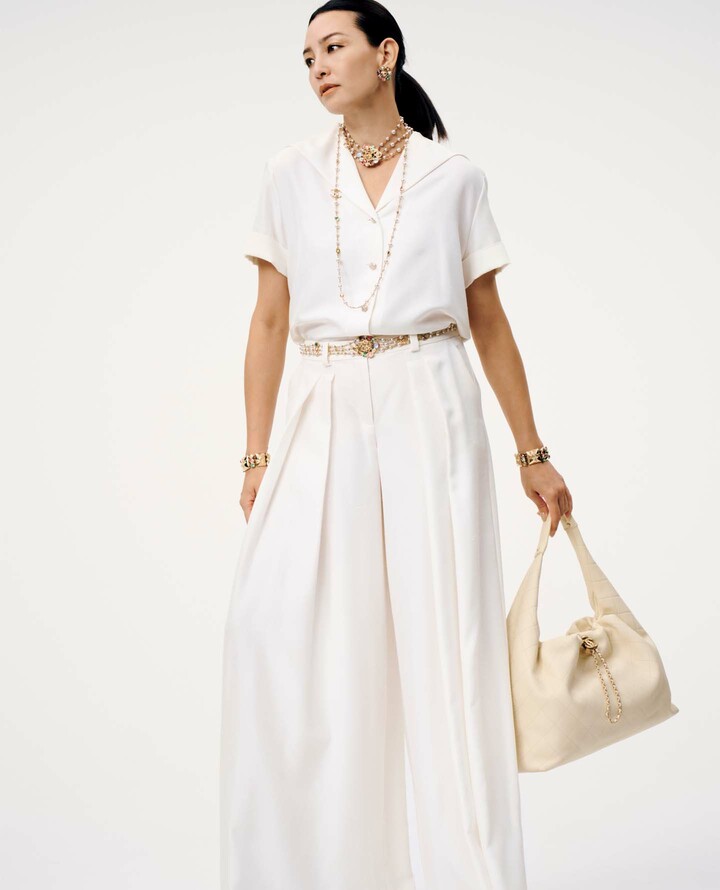 シャネルの2025／2026年 クルーズ コレクションのウエア＆ジュエリーを纏ったモデルのRINAさん