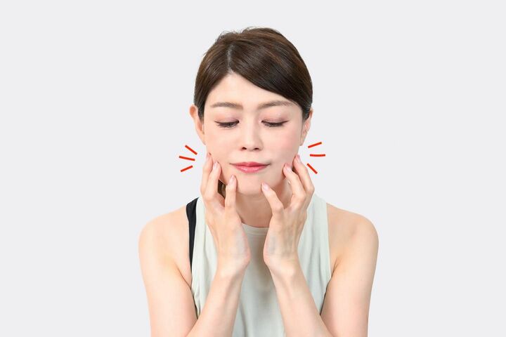 両手の指で口周り全体を軽くタッピングする