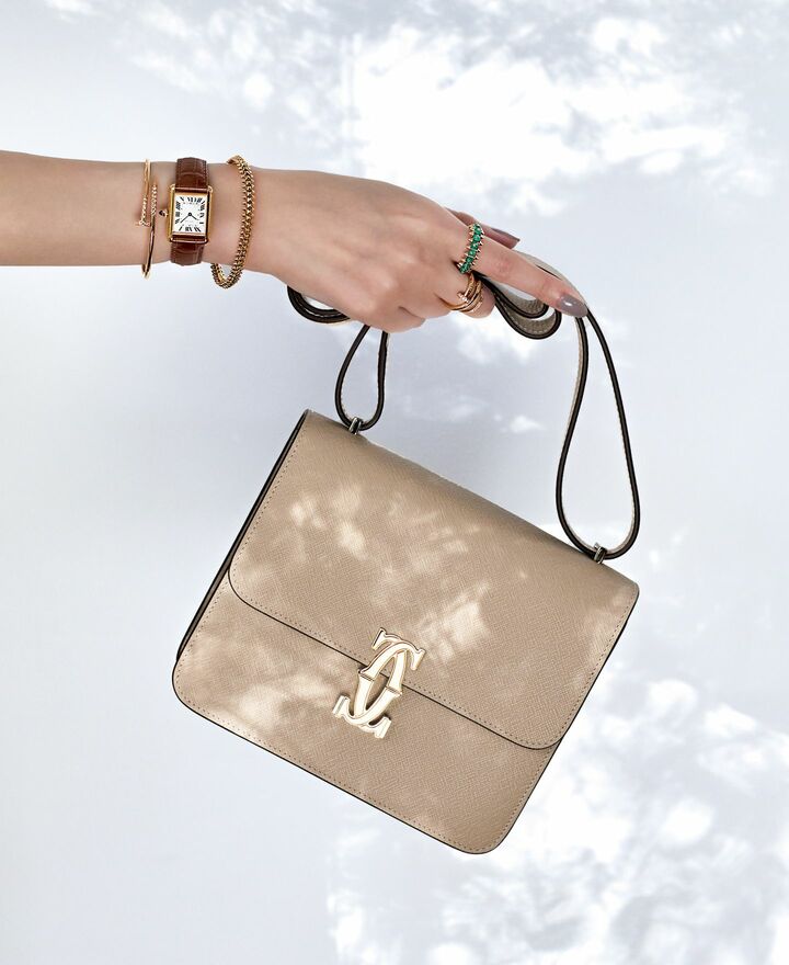 「カルティエ」のバッグコーデ