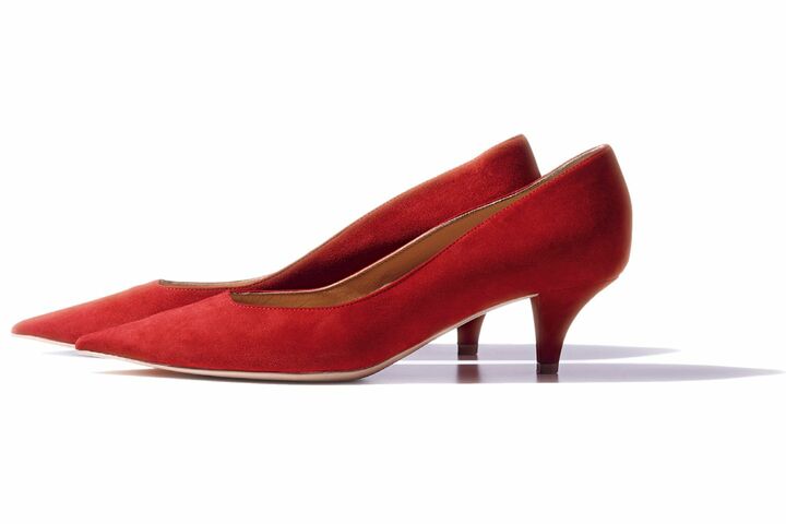 インパクトの強い色だから、シンプルかつ上品なスエードパンプスで。シルエットが美しい日本限定デザイン。靴『sr YURI』[ヒール4.5cm]￥69,000（セルジオ ロッシ）　[Precious2019年2月号72ページ] 　