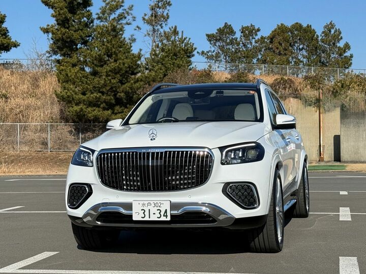 どっしりとした体躯ながらエレガンスが漂うのは、ライトに挟まれたグリルを繊細な縦のバーで表現するなど、細部にまで行き届いたデザインゆえ。