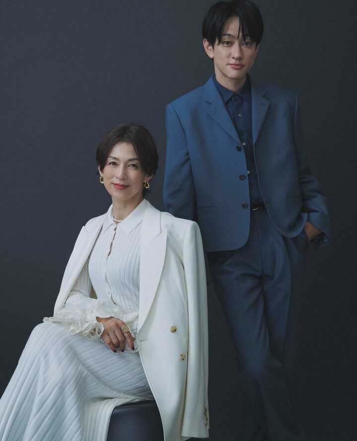 ドラマ『スキャンダル イブ』に出演中の鈴木保奈美さんと横山 裕さん