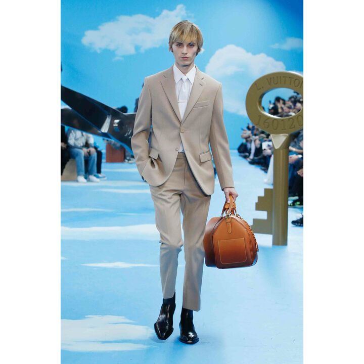 会場には巨大なハサミ、鍵がデコレーション。