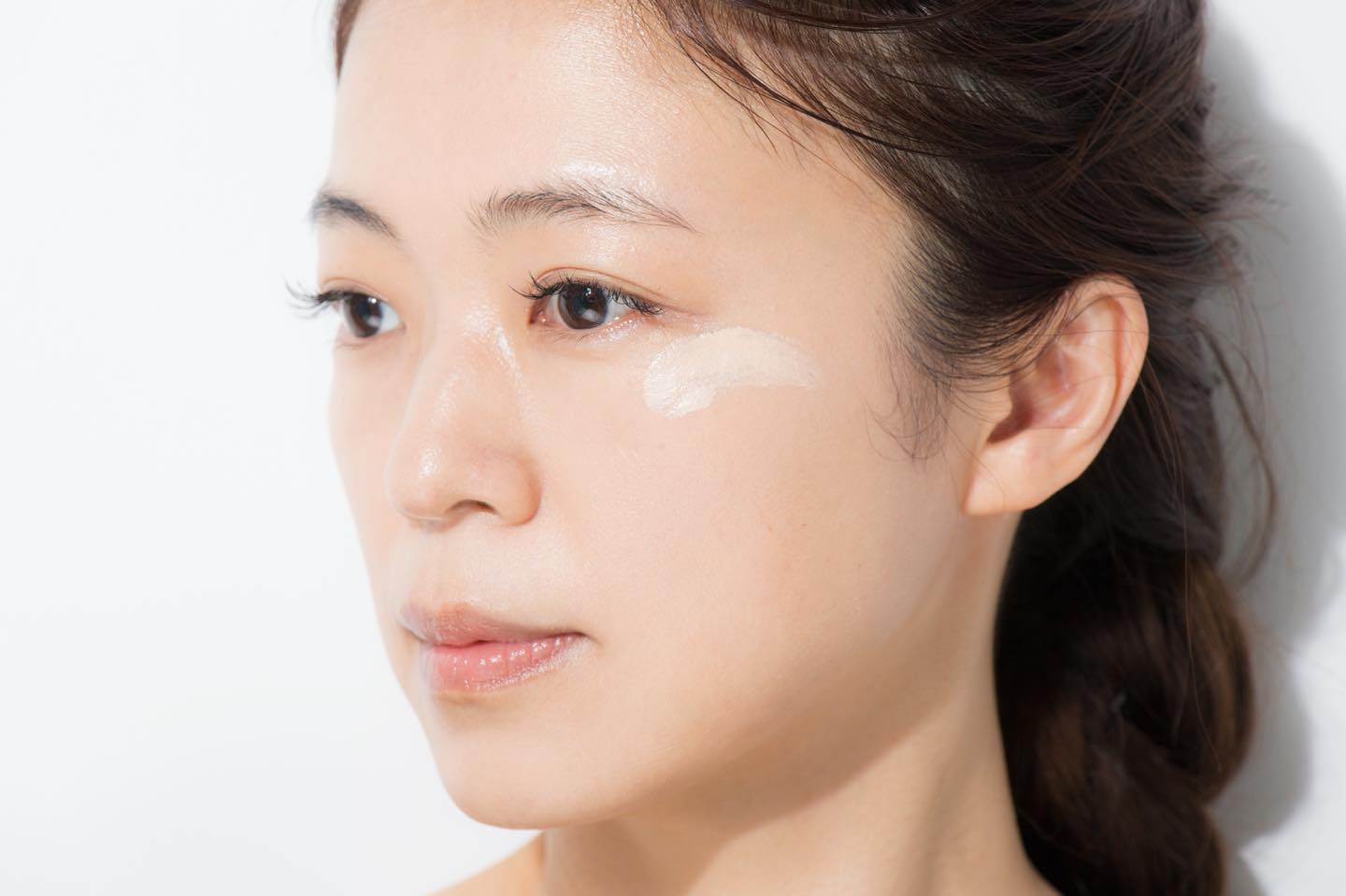 目尻下のハイライトは内側に広げすぎないのがポイント。
