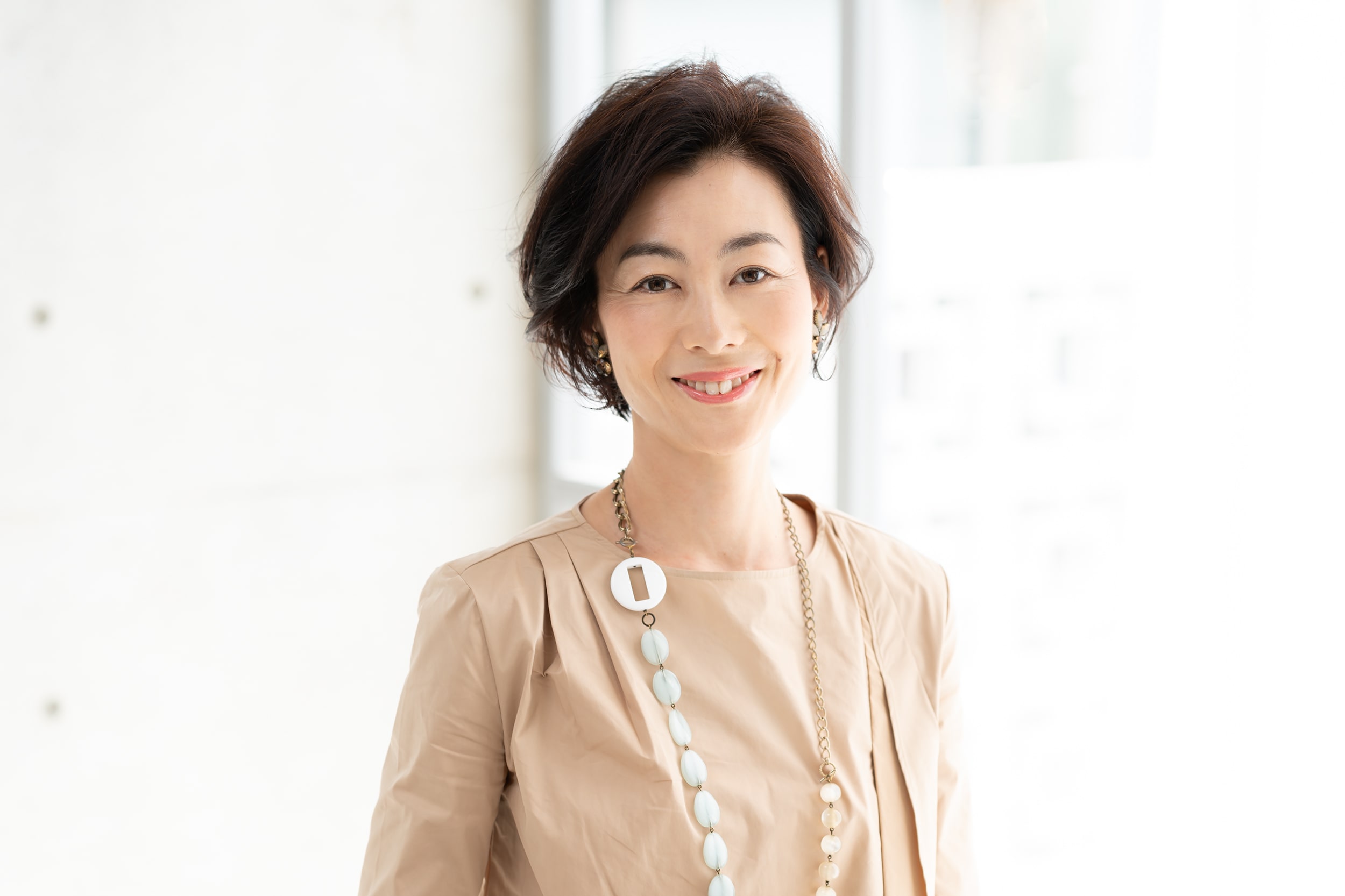 前髪とトップを立ち上げて「老け見え」から「ラグジュアリー」な印象へ