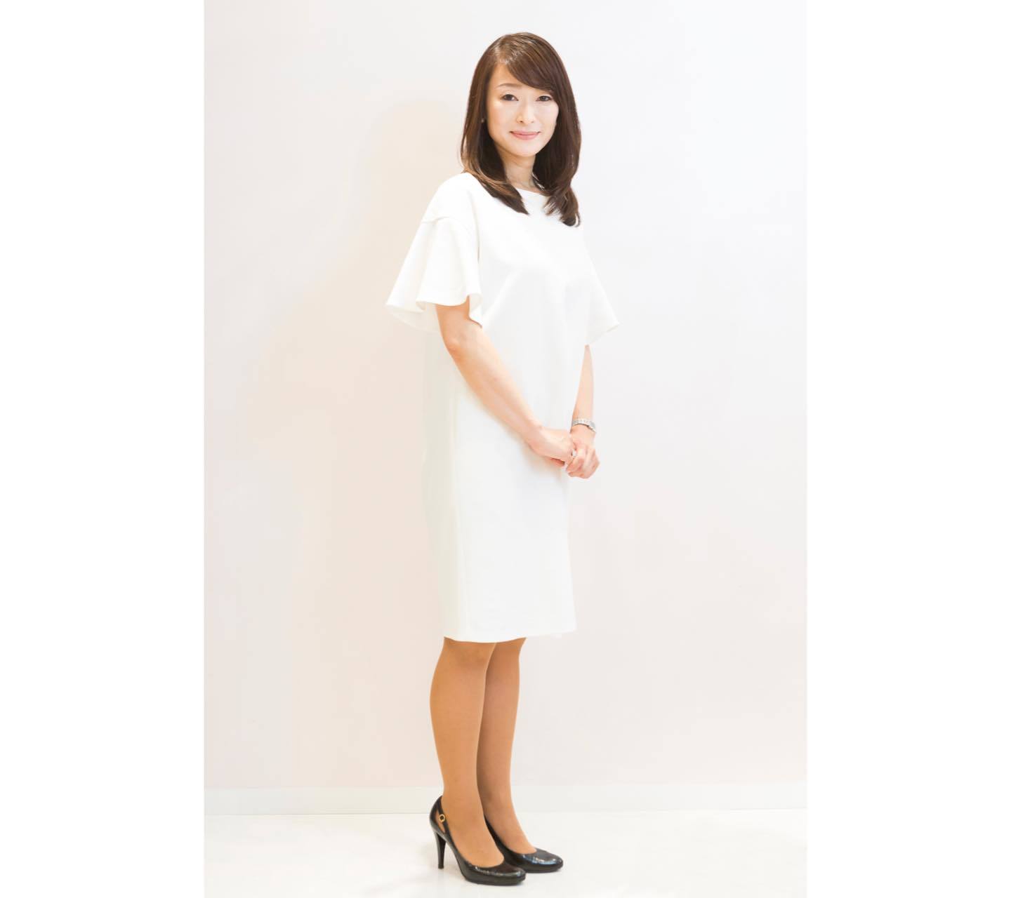 ベーシックなホワイトワンピースで訪れた頼住さん。パンプスを合わせた隙のないエレガントな装いが定番。