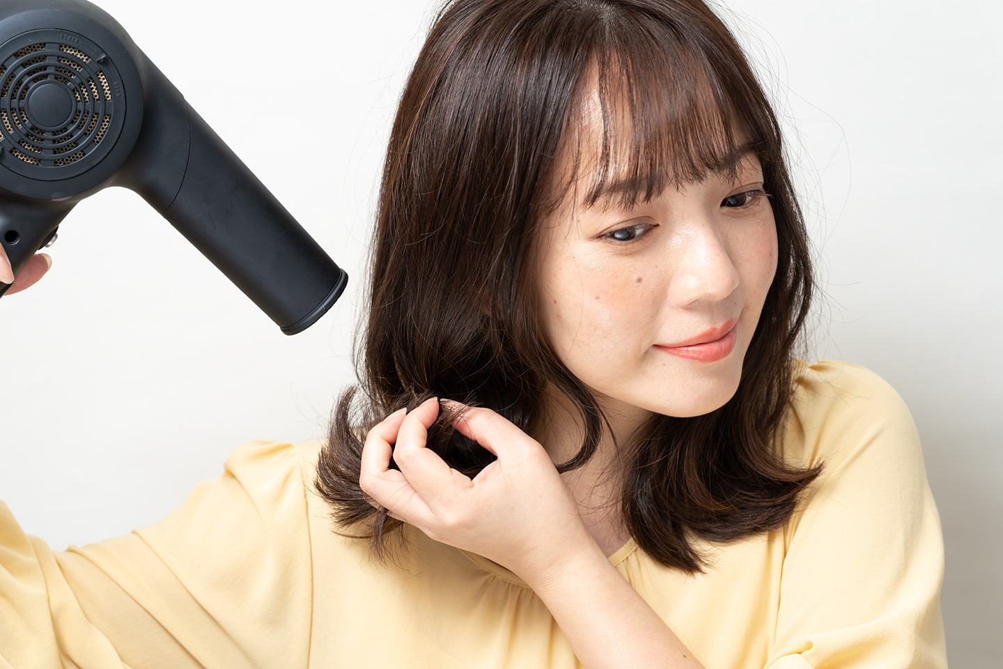 ドライヤーを下からあてるとキューティクルが傷むので、必ず上からあてること。