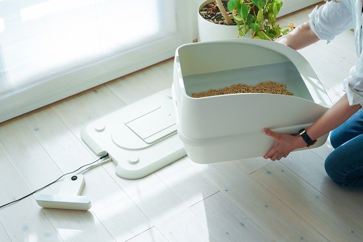 猫砂の取り換えもこれまで通り。測定センサー、ねこ顔認識カメラ、電源(AC 100V)、無線LAN(2.4GHz)、の搭載されている筐体部分(幅 43.6cm × 奥行 54.8cm × 高さ 30.3cm)と、猫砂を入れるトイレユニット本体(幅 38.4cm × 奥行 49.4cm × 高さ 22.5cm)は分解が可能。筐体と本体をあわせた重さは約 3.3kgあります。
