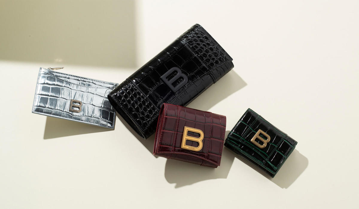 バレンシアガの新作財布「アワーグラス」は、サイズ違いでそろえたい新 