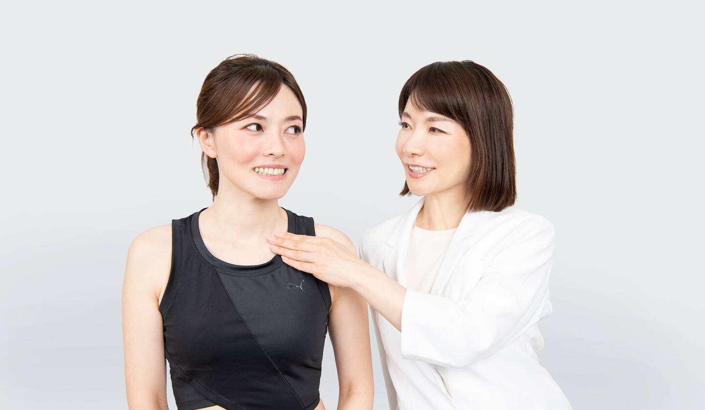 並んでいる二人の女性　ストレッチの指導をしている