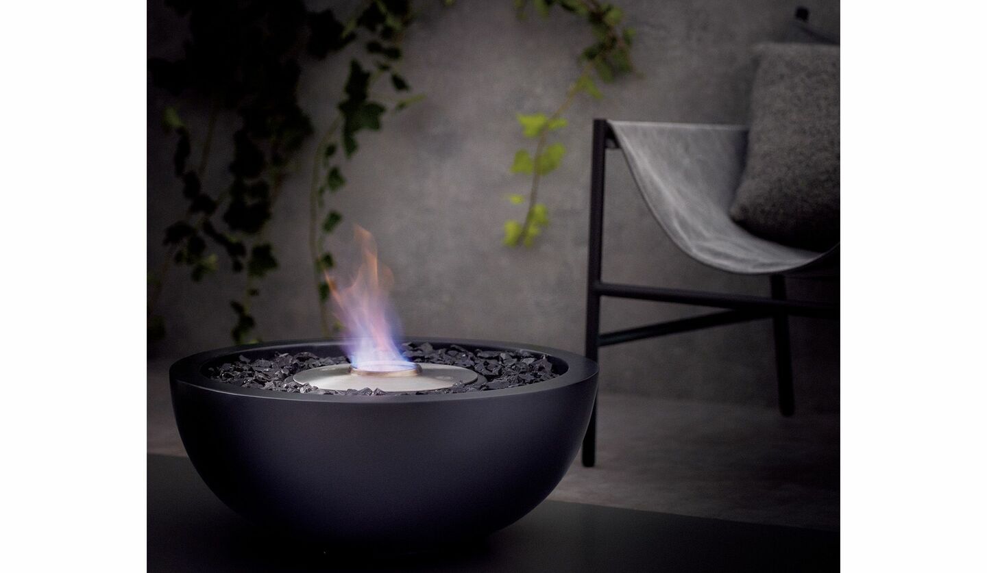 シックで機能美を備えた「EcoSmart Fire」の暖炉